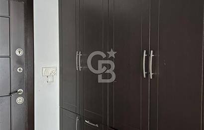 Karşıyaka'nın merkezi konumunda yer alan site içi geniş daire