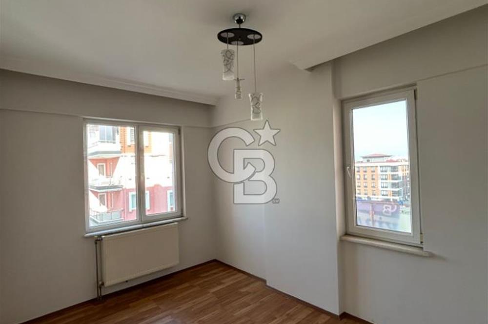 Karşıyaka'nın merkezi konumunda yer alan site içi geniş daire