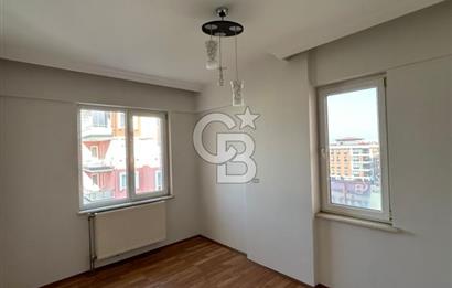 Karşıyaka'nın merkezi konumunda yer alan site içi geniş daire