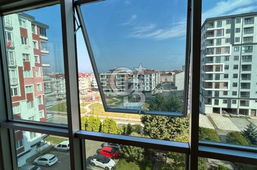 Karşıyaka'nın merkezi konumunda yer alan site içi geniş daire