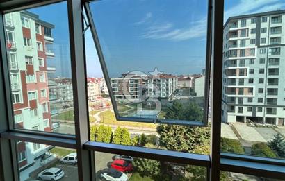 Karşıyaka'nın merkezi konumunda yer alan site içi geniş daire