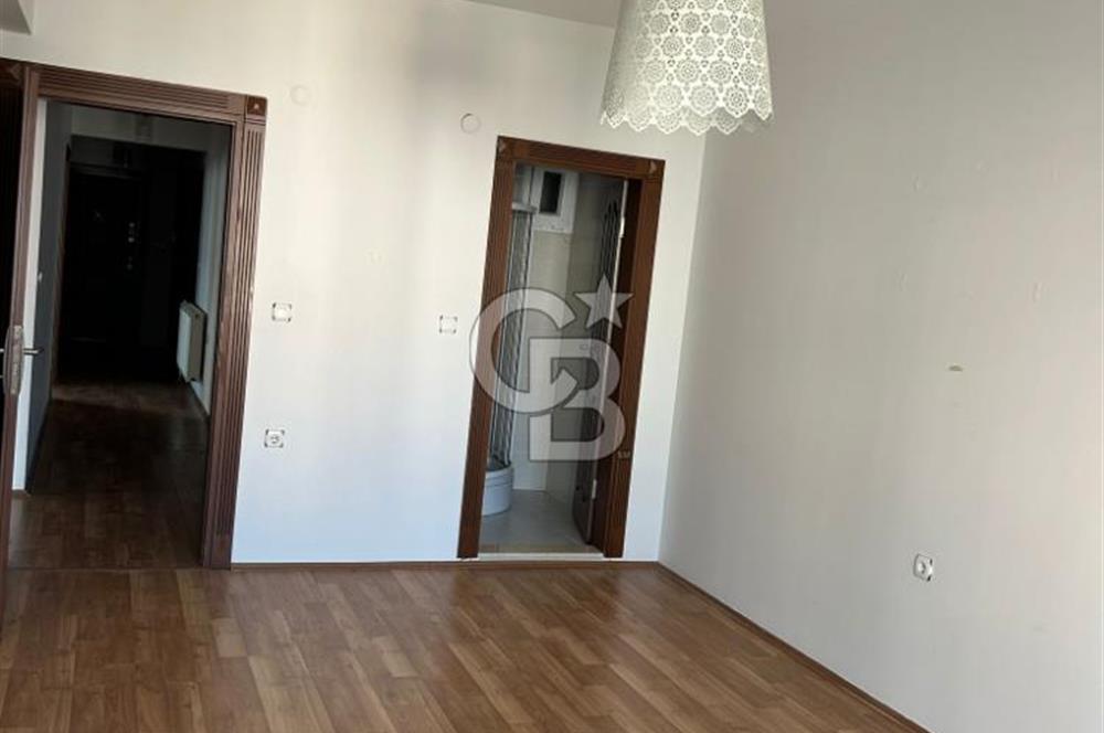 Karşıyaka'nın merkezi konumunda yer alan site içi geniş daire