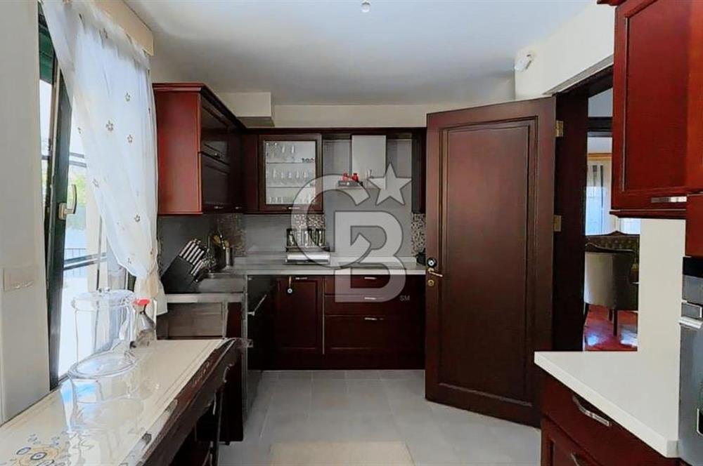 DRAGOS'TA DENİZ MANZARALI 500 M2 HAVUZLU , BAHÇELİ VİLLA 8+2