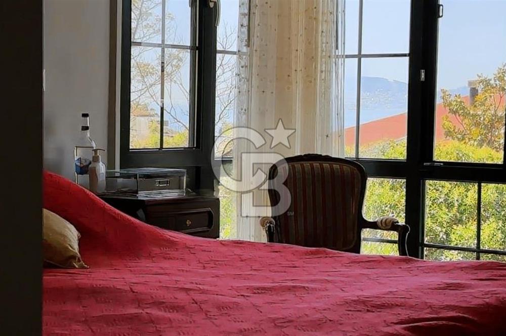 DRAGOS'TA DENİZ MANZARALI 500 M2 HAVUZLU , BAHÇELİ VİLLA 8+2