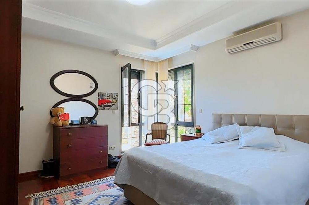 DRAGOS'TA DENİZ MANZARALI 500 M2 HAVUZLU , BAHÇELİ VİLLA 8+2