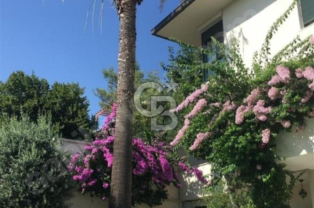 DRAGOS'TA DENİZ MANZARALI 500 M2 HAVUZLU , BAHÇELİ VİLLA 8+2