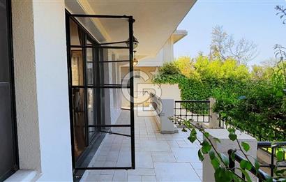 DRAGOS'TA DENİZ MANZARALI 500 M2 HAVUZLU , BAHÇELİ VİLLA 8+2