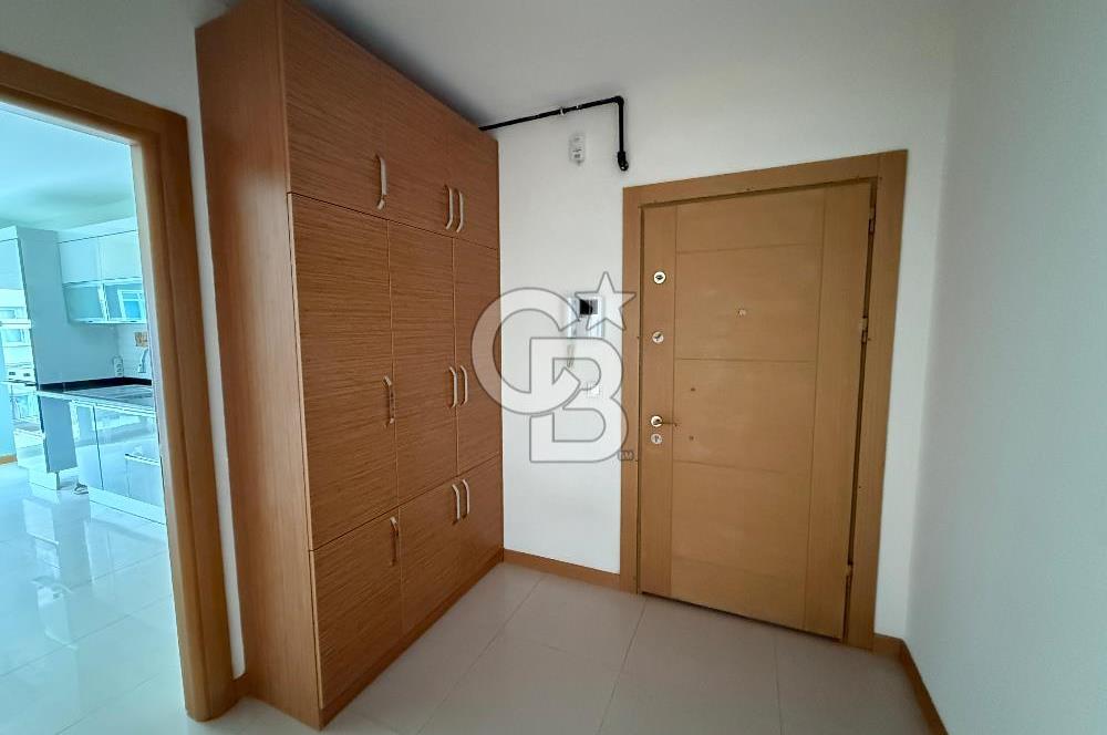Bayraklı Körfez Mahallesi Güvenlikli Sitede Kiralık 4+1 Daire