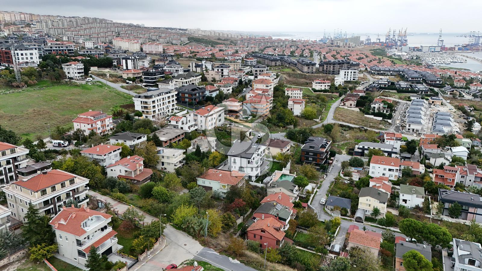 Beylikdüzü Kavaklıda 901 m² İçerisinde 3 Katlı Satılık Villa