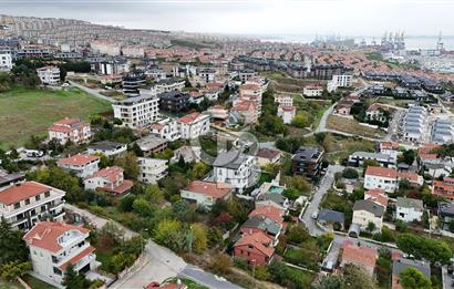 Beylikdüzü Kavaklıda 901 m² İçerisinde 3 Katlı Satılık Villa