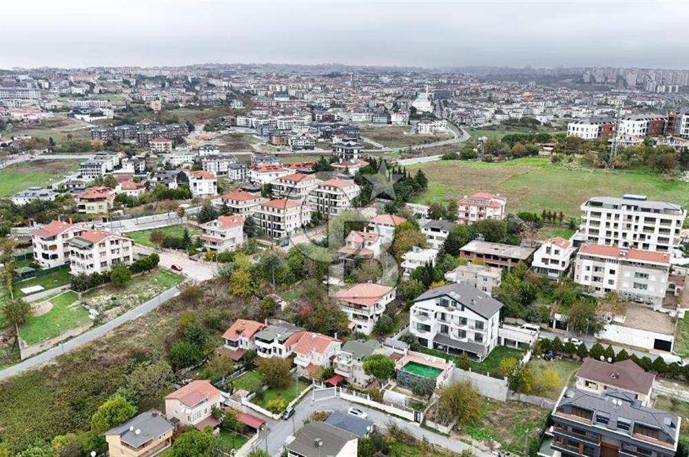 Beylikdüzü Kavaklıda 901 m² İçerisinde 3 Katlı Satılık Villa