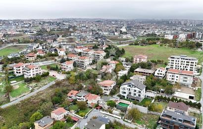 Beylikdüzü Kavaklıda 901 m² İçerisinde 3 Katlı Satılık Villa