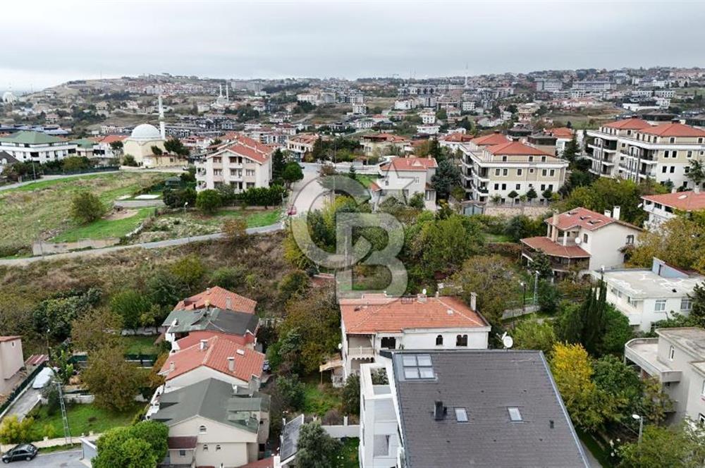 Beylikdüzü Kavaklıda 901 m² İçerisinde 3 Katlı Satılık Villa