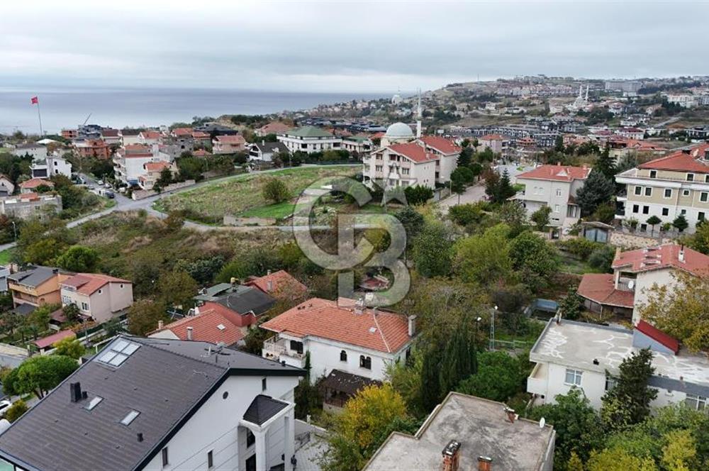 Beylikdüzü Kavaklıda 901 m² İçerisinde 3 Katlı Satılık Villa