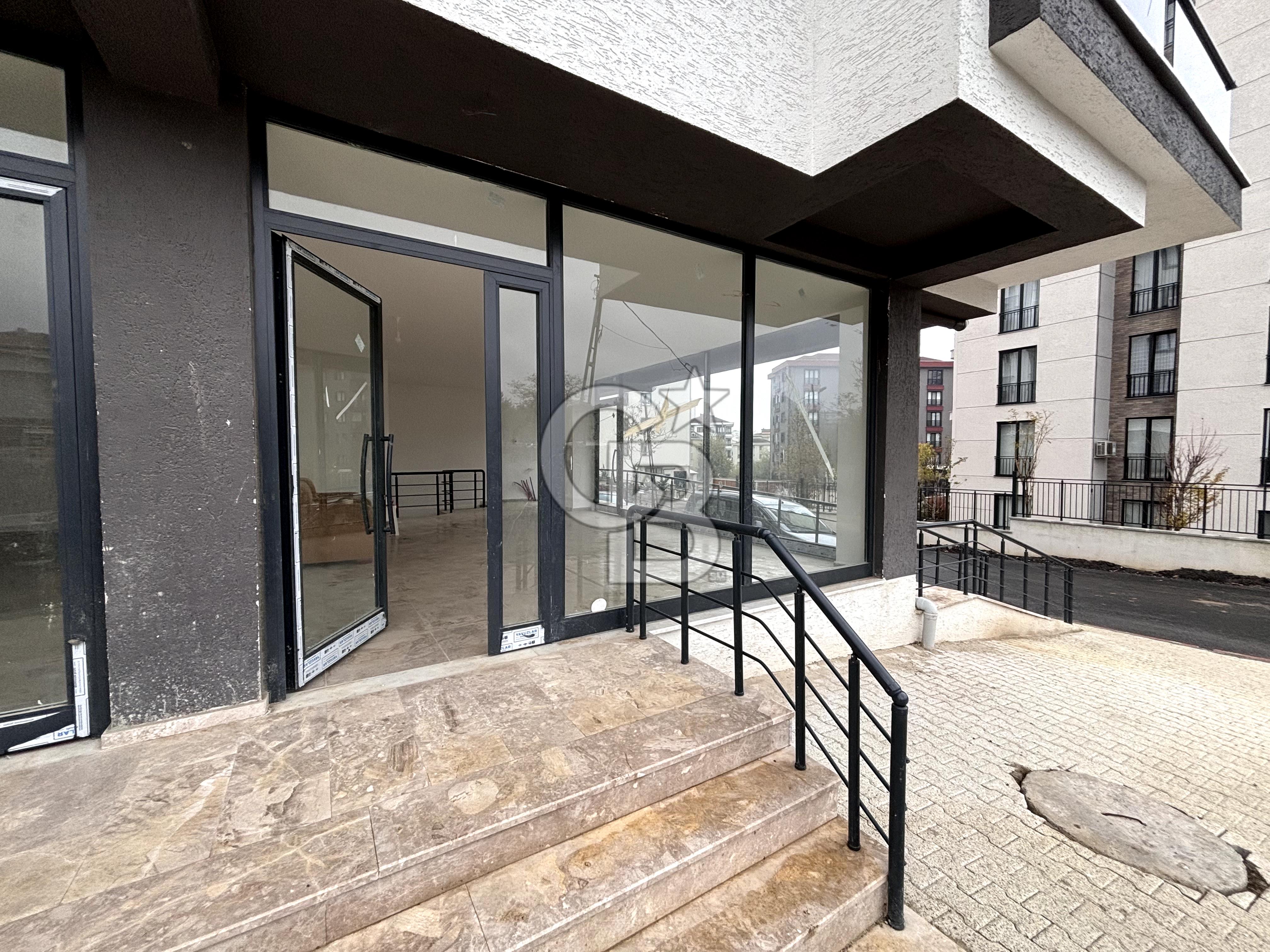 ÜMRANİYE'DE METROYA ADIM MESAFESİ SIFIR BİNADA DEPOLU DÜKKAN