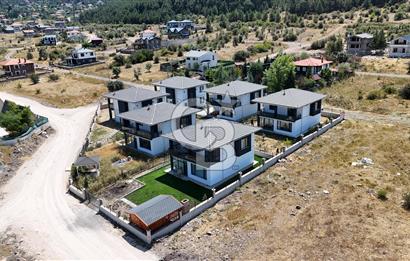 ÇAMLIDEREDE GÖL KIYISINDA 2 KATLI SATILIK VİLLA!