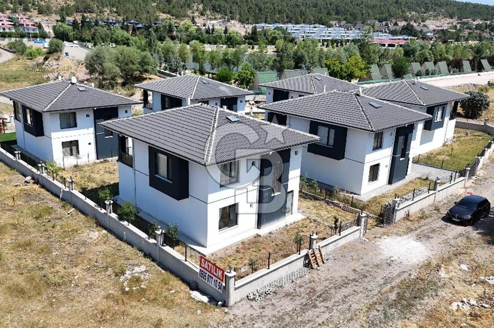 ÇAMLIDEREDE GÖL KIYISINDA 2 KATLI SATILIK VİLLA!