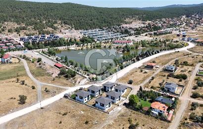 ÇAMLIDEREDE GÖL KIYISINDA 2 KATLI SATILIK VİLLA!