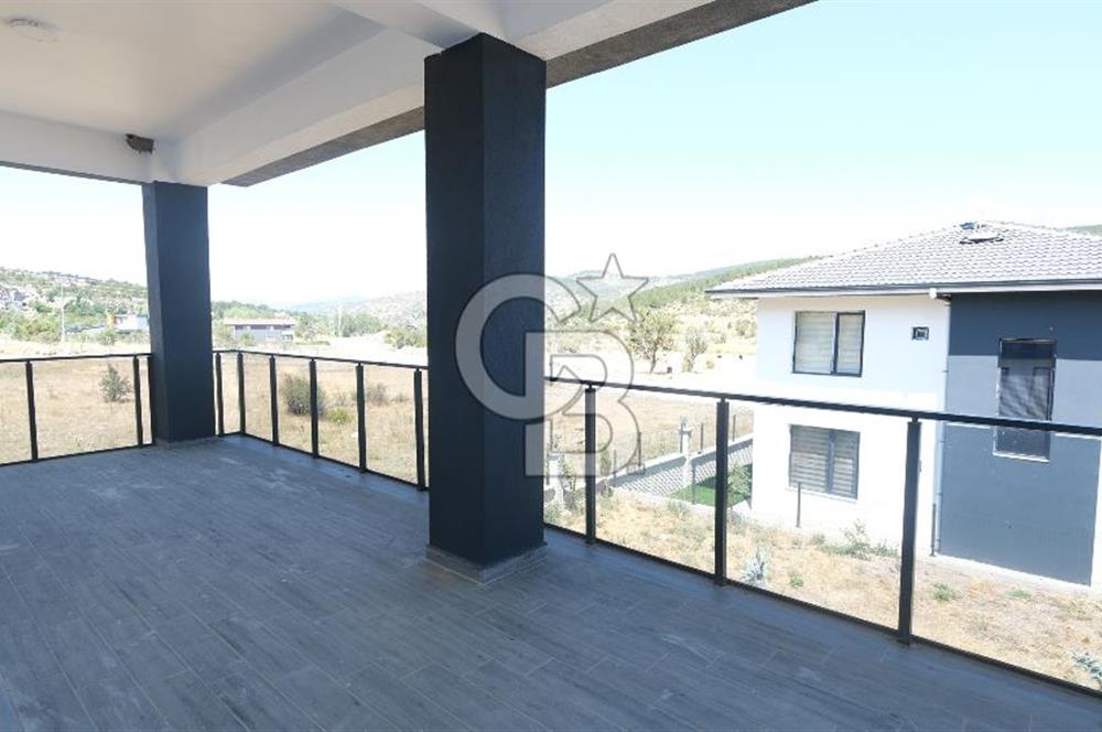 ÇAMLIDEREDE GÖL KIYISINDA 2 KATLI SATILIK VİLLA!