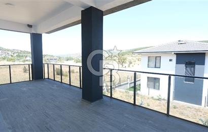 ÇAMLIDEREDE GÖL KIYISINDA 2 KATLI SATILIK VİLLA!