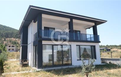 ÇAMLIDEREDE GÖL KIYISINDA 2 KATLI SATILIK VİLLA!