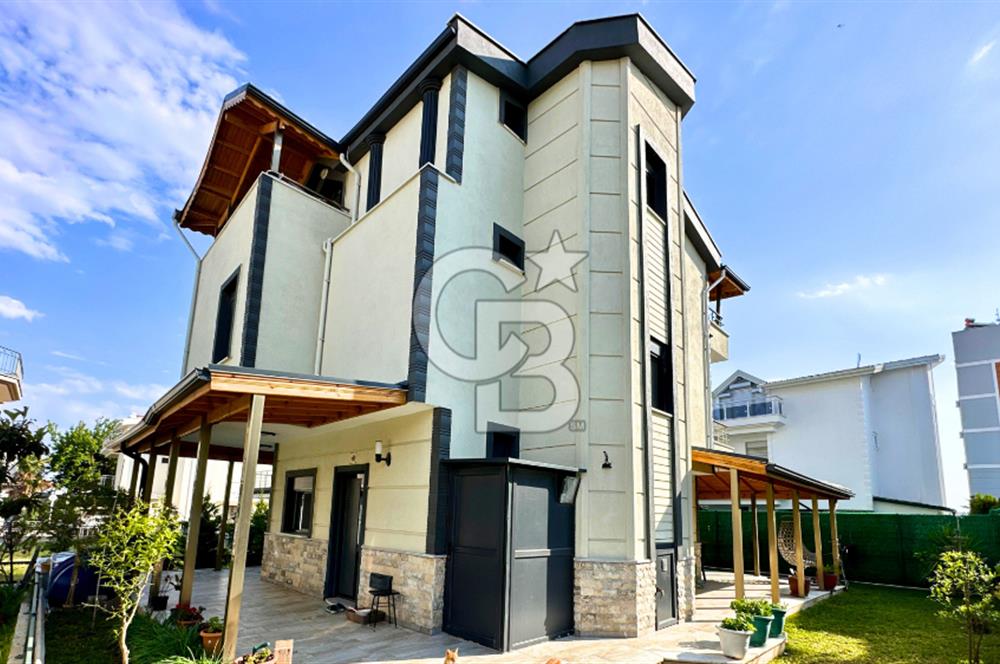 Ayvalık Altınova'da Denize 35 metre, Nezih Lokasyon da Villa