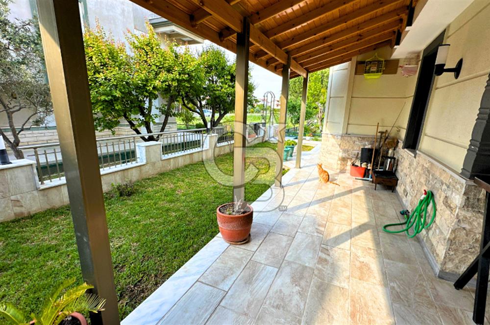 Ayvalık Altınova'da Denize 35 metre, Nezih Lokasyon da Villa