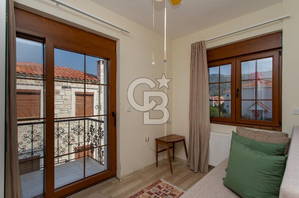 Eski Foça Atatürk Mah. Satılık 3+1 Tam Müstakil Havuzlu Villa