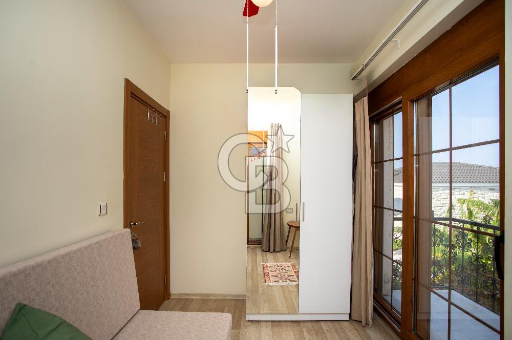 Eski Foça Atatürk Mah. Satılık 3+1 Tam Müstakil Havuzlu Villa