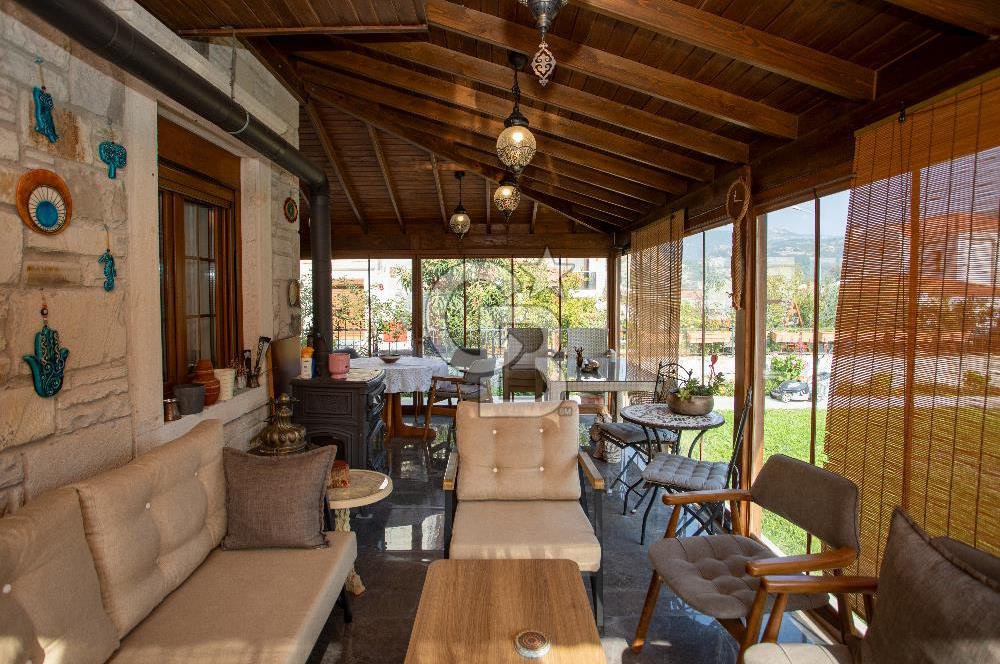 Eski Foça Atatürk Mah. Satılık 3+1 Tam Müstakil Havuzlu Villa