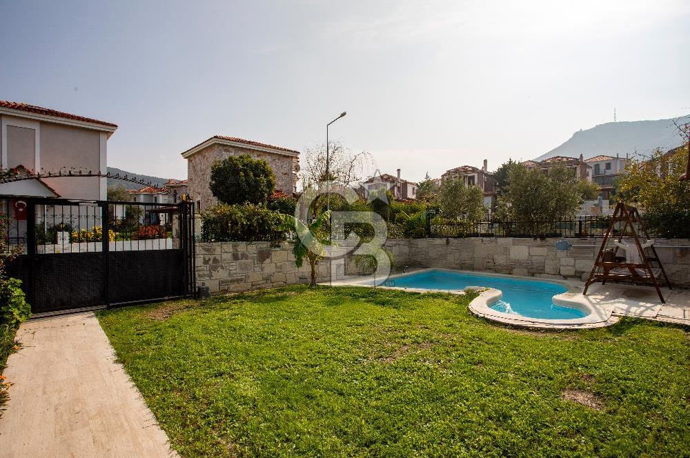 Eski Foça Atatürk Mah. Satılık 3+1 Tam Müstakil Havuzlu Villa