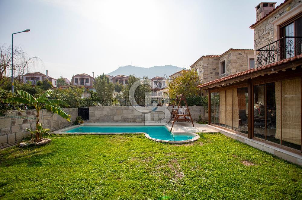 Eski Foça Atatürk Mah. Satılık 3+1 Tam Müstakil Havuzlu Villa