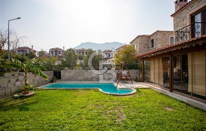 Eski Foça Atatürk Mah. Satılık 3+1 Tam Müstakil Havuzlu Villa