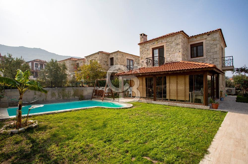 Eski Foça Atatürk Mah. Satılık 3+1 Tam Müstakil Havuzlu Villa