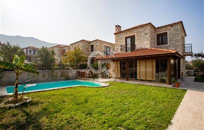 Eski Foça Atatürk Mah. Satılık 3+1 Tam Müstakil Havuzlu Villa