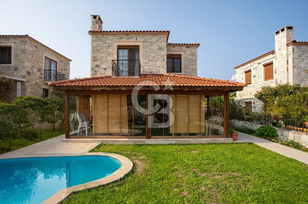 Eski Foça Atatürk Mah. Satılık 3+1 Tam Müstakil Havuzlu Villa