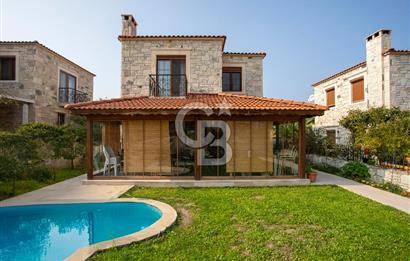 Eski Foça Atatürk Mah. Satılık 3+1 Tam Müstakil Havuzlu Villa