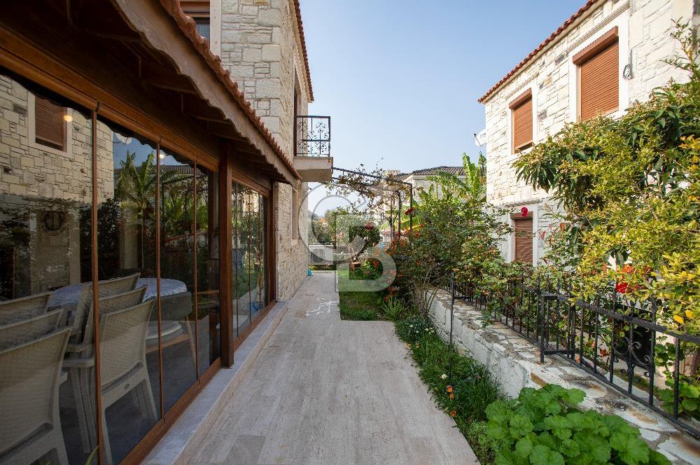 Eski Foça Atatürk Mah. Satılık 3+1 Tam Müstakil Havuzlu Villa