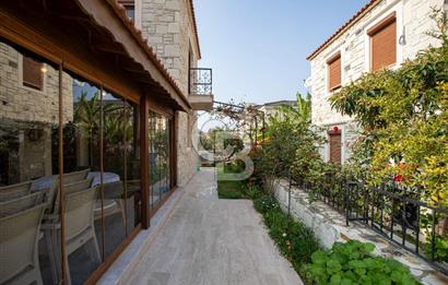 Eski Foça Atatürk Mah. Satılık 3+1 Tam Müstakil Havuzlu Villa