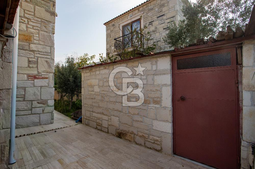 Eski Foça Atatürk Mah. Satılık 3+1 Tam Müstakil Havuzlu Villa