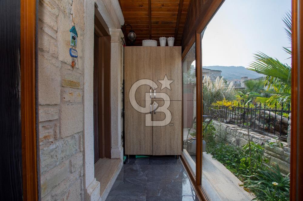 Eski Foça Atatürk Mah. Satılık 3+1 Tam Müstakil Havuzlu Villa