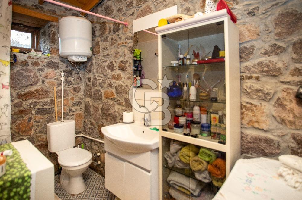 Foça Kozbeyli'de Satılık Arsa İçerisinde Taş Ev