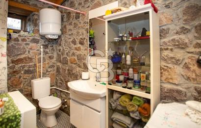 Foça Kozbeyli'de Satılık Arsa İçerisinde Taş Ev