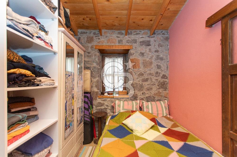 Foça Kozbeyli'de Satılık Arsa İçerisinde Taş Ev