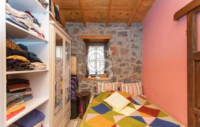 Foça Kozbeyli'de Satılık Arsa İçerisinde Taş Ev