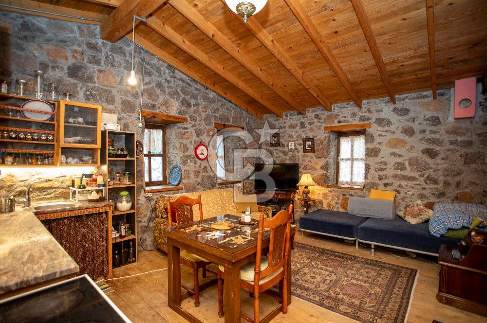 Foça Kozbeyli'de Satılık Arsa İçerisinde Taş Ev