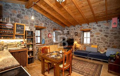 Foça Kozbeyli'de Satılık Arsa İçerisinde Taş Ev