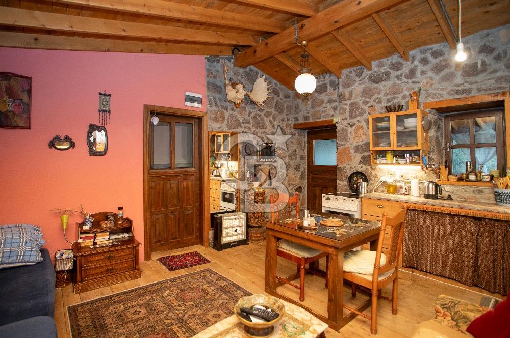 Foça Kozbeyli'de Satılık Arsa İçerisinde Taş Ev