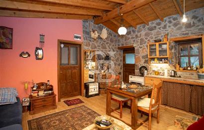 Foça Kozbeyli'de Satılık Arsa İçerisinde Taş Ev