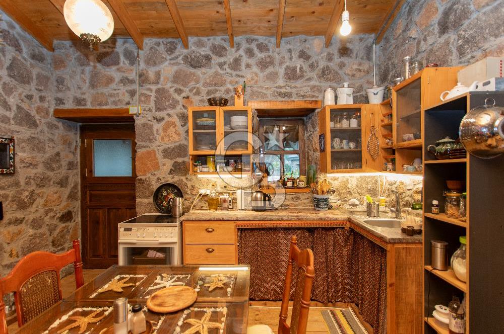 Foça Kozbeyli'de Satılık Arsa İçerisinde Taş Ev